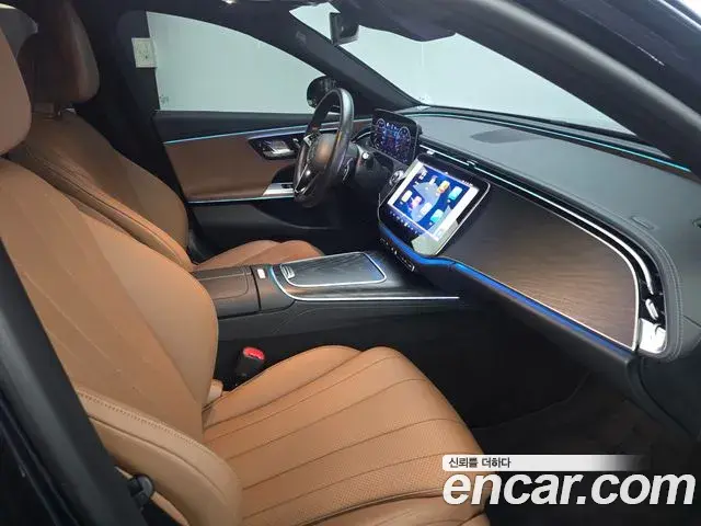 Mercedes-Benz E-Class 2024 — Photo 10/17