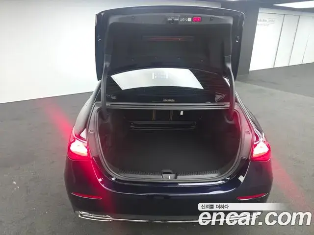 Mercedes-Benz E-Class 2024 — Photo 17/17