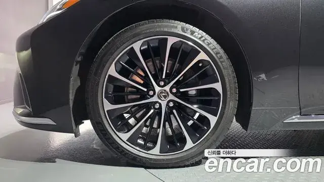 Lexus LS500 2021 — ფოტო 17/20