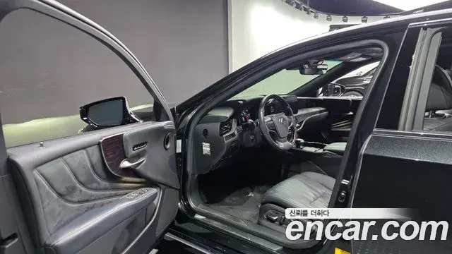 Lexus LS500 2021 — ფოტო 19/20