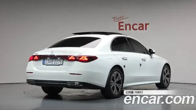 Mercedes-Benz E-Class 2025 — Photo 2/20