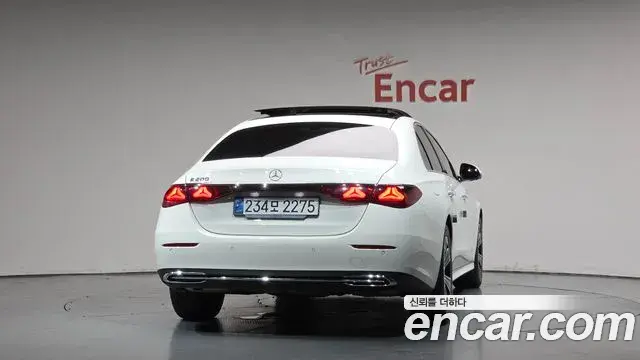Mercedes-Benz E-Class 2025 — Photo 4/20