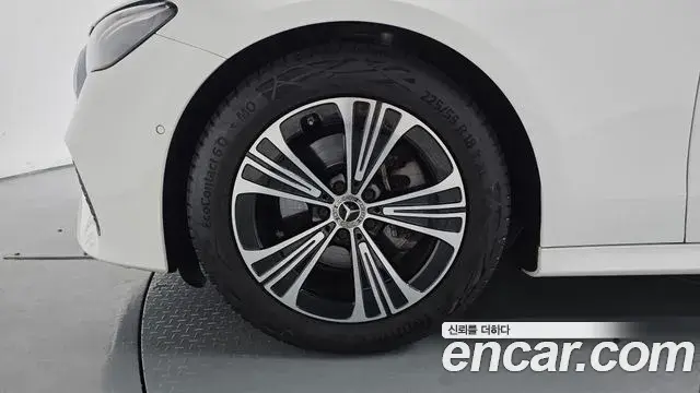 Mercedes-Benz E-Class 2025 — Photo 5/20