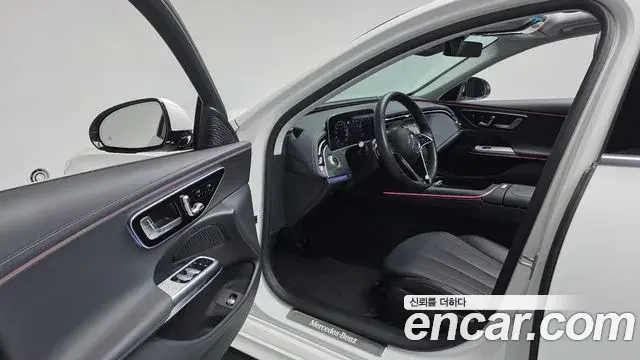 Mercedes-Benz E-Class 2025 — Photo 10/20