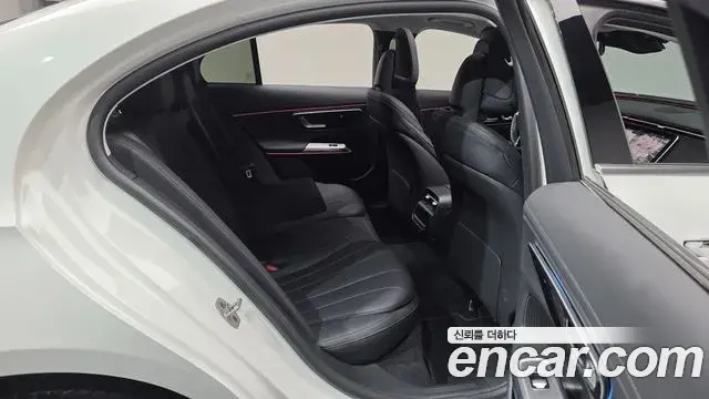 Mercedes-Benz E-Class 2025 — Photo 12/20