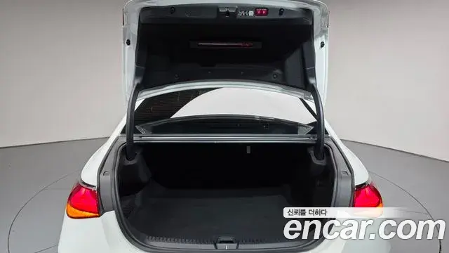 Mercedes-Benz E-Class 2025 — Photo 20/20
