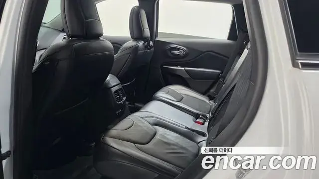 Jeep Cherokee 2019 — Фото 19/20