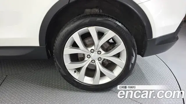 Land Rover Discovery Sport 2023 — ფოტო 33/34