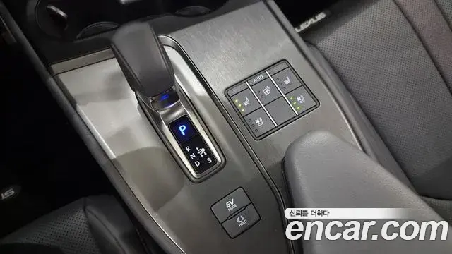 Lexus UX300h 2025 — ფოტო 17/20