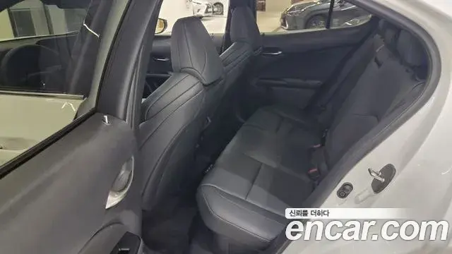 Lexus UX300h 2025 — ფოტო 13/20