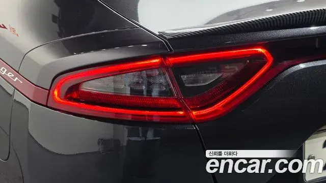 Kia Stinger 2019 — Şəkil 12/35