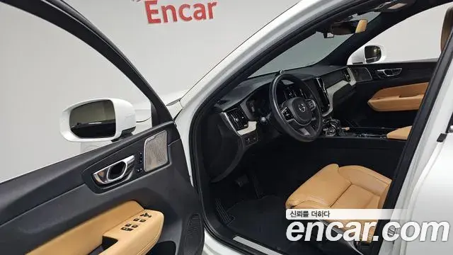 Volvo XC60 2020 — Фото 10/20