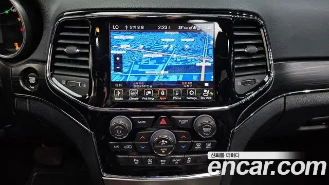 Jeep Grand Cherokee 2019 — Photo 17/34