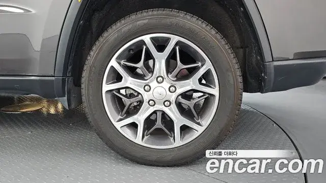 Jeep Grand Cherokee 2019 — Photo 25/34