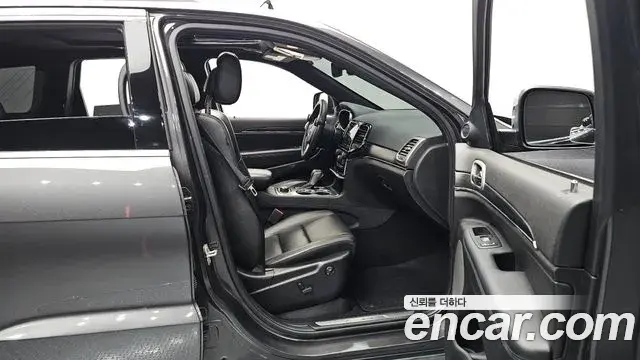 Jeep Grand Cherokee 2019 — Photo 27/34