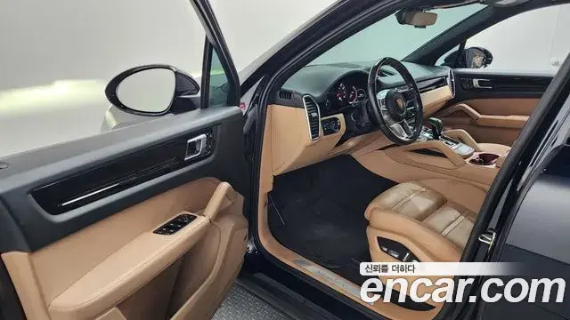 Porsche Cayenne 2019 — Фото 10/20