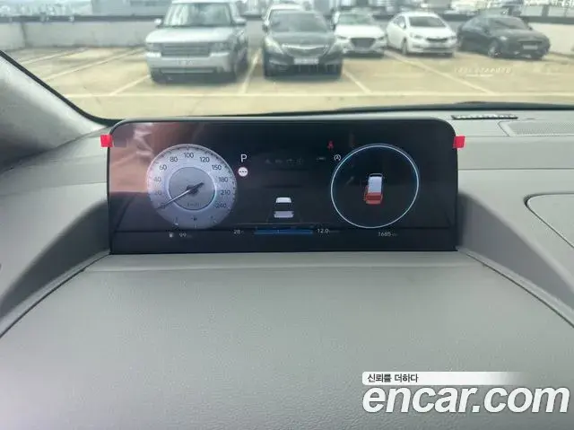 Hyundai Staria 2025 — Photo 8/20