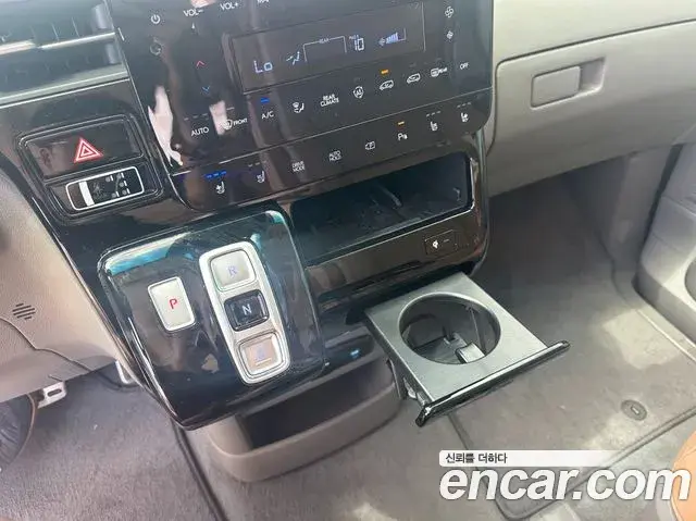 Hyundai Staria 2025 — Photo 13/20