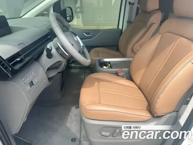Hyundai Staria 2025 — Photo 14/20
