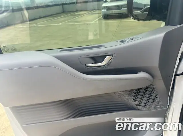 Hyundai Staria 2025 — Photo 15/20