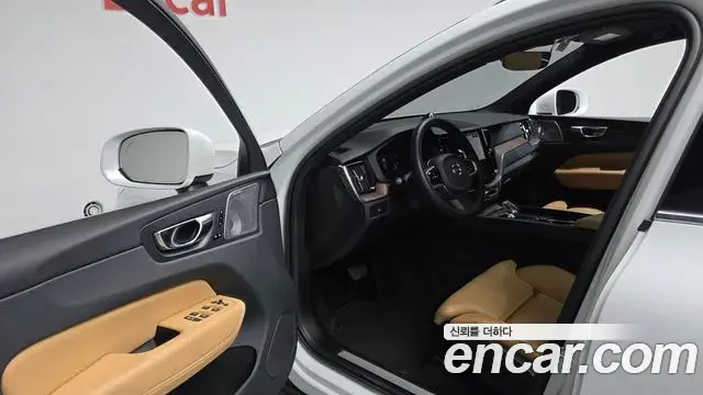 Volvo XC60 2023 — Фото 10/20