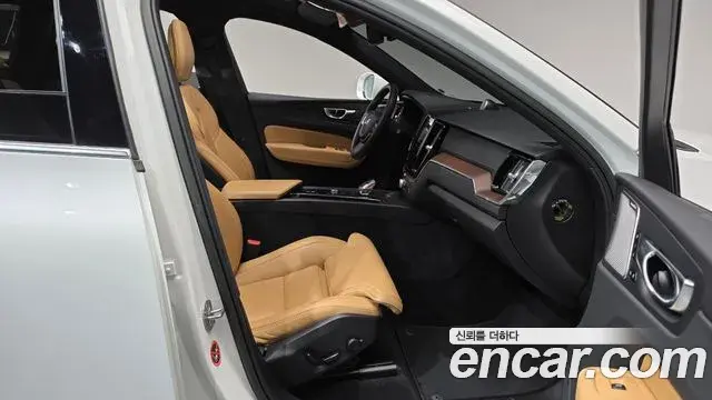 Volvo XC60 2023 — Фото 11/20