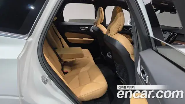 Volvo XC60 2023 — Фото 12/20