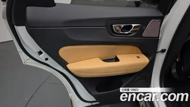 Volvo XC60 2023 — Şəkil 20/37