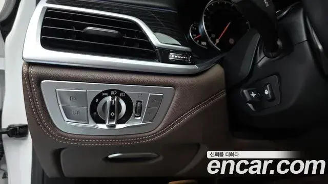 BMW 7 Series 2018 — Фото 19/20