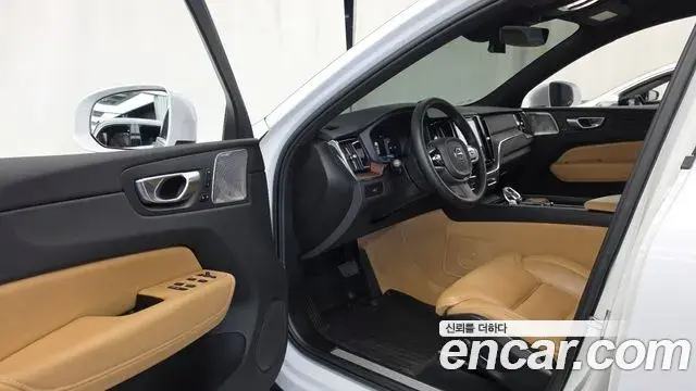 Volvo XC60 2023 — Şəkil 8/20