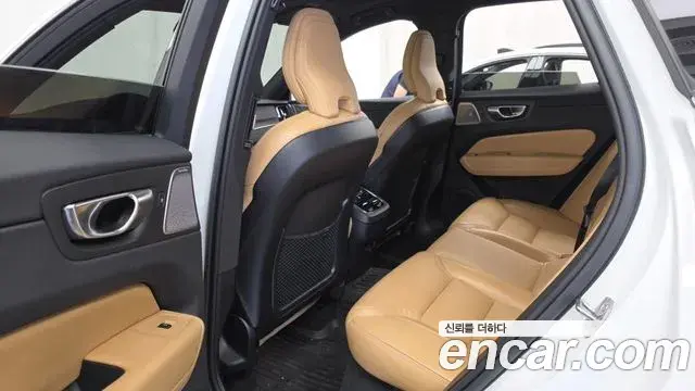 Volvo XC60 2023 — Şəkil 10/20
