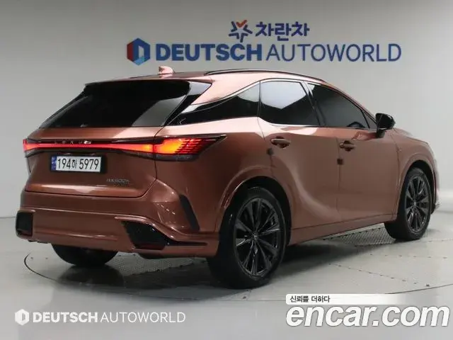 Lexus RX500h 2023 — ფოტო 18/20