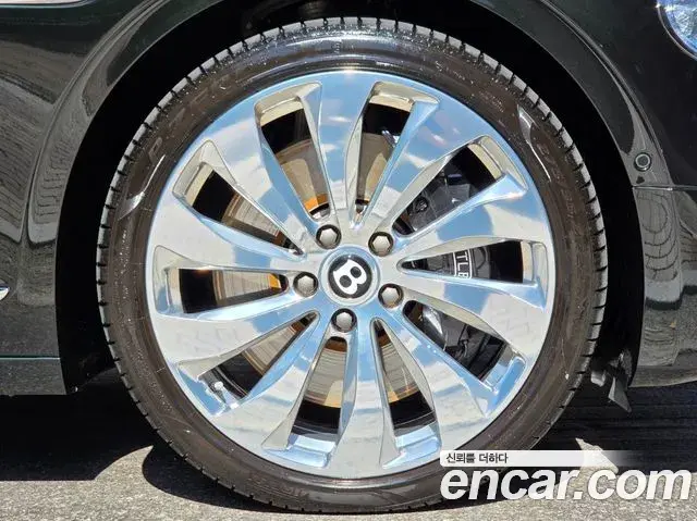 Bentley Flying Spur 2021 — ფოტო 13/20