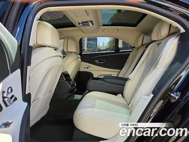 Bentley Flying Spur 2021 — ფოტო 18/20