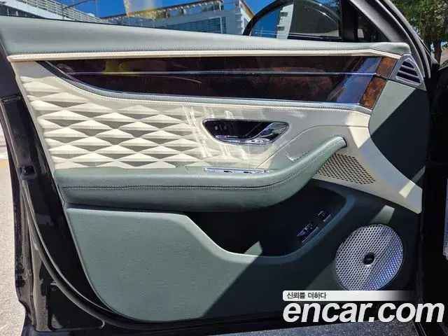 Bentley Flying Spur 2021 — ფოტო 17/20