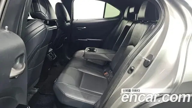 Lexus UX250h 2021 — Şəkil 28/30