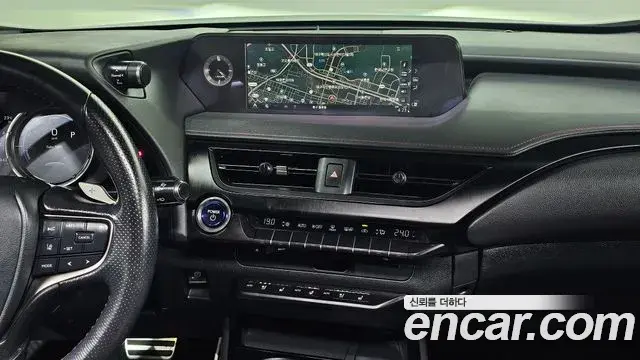 Lexus UX250h 2021 — Şəkil 16/30