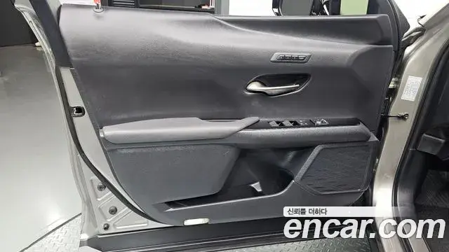Lexus UX250h 2021 — Şəkil 11/30