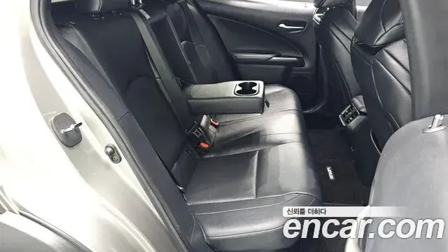 Lexus UX250h 2021 — Şəkil 18/30