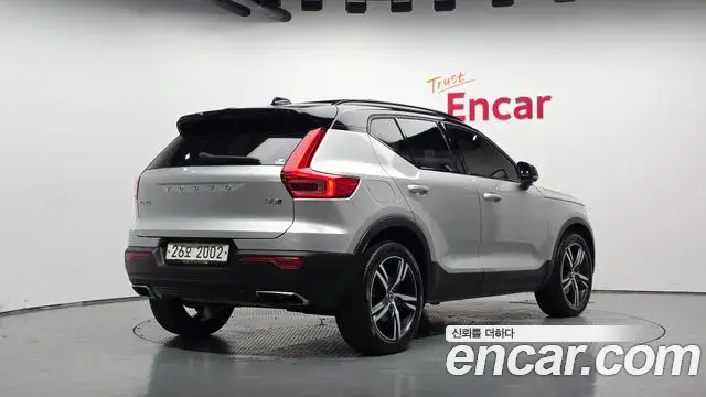 Volvo XC40 2018 — Şəkil 27/31