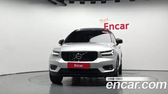 Volvo XC40 2018 — Şəkil 26/31