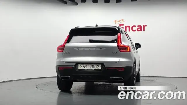 Volvo XC40 2018 — Şəkil 23/31