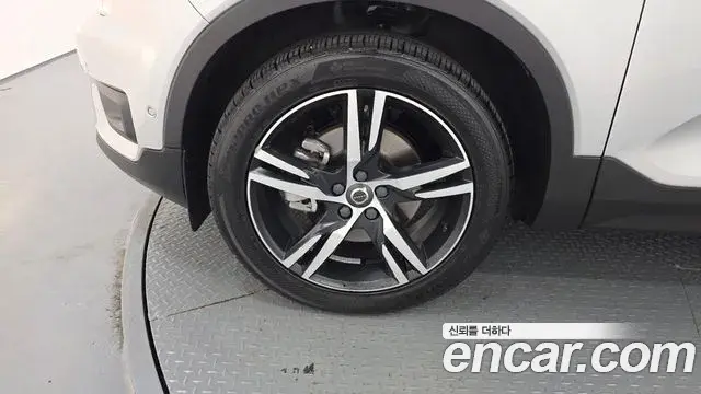 Volvo XC40 2018 — Şəkil 13/31