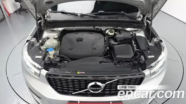 Volvo XC40 2018 — Şəkil 12/31