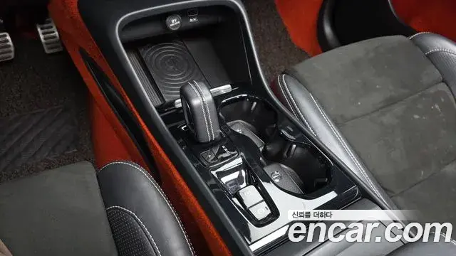Volvo XC40 2018 — Şəkil 25/31
