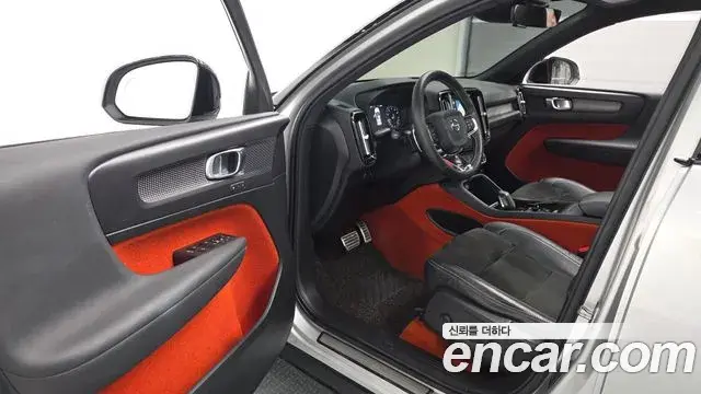 Volvo XC40 2018 — Şəkil 20/31
