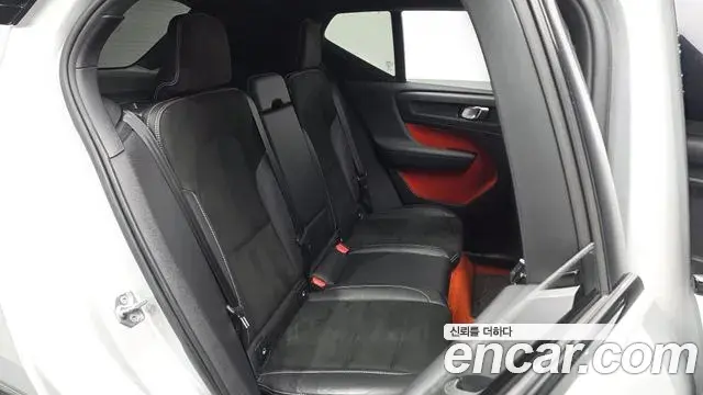 Volvo XC40 2018 — Şəkil 10/31