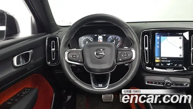 Volvo XC40 2018 — Şəkil 21/31