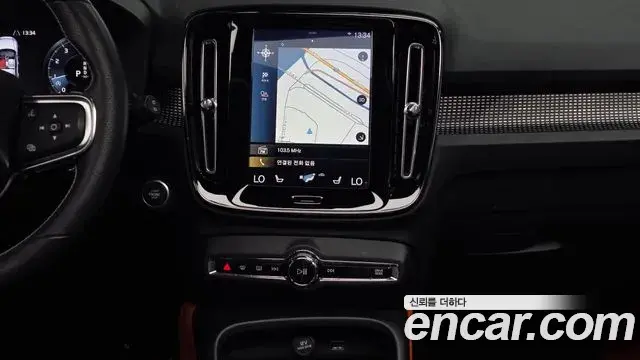 Volvo XC40 2018 — Şəkil 8/31
