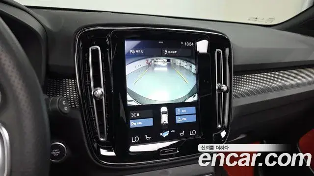Volvo XC40 2018 — Şəkil 7/31